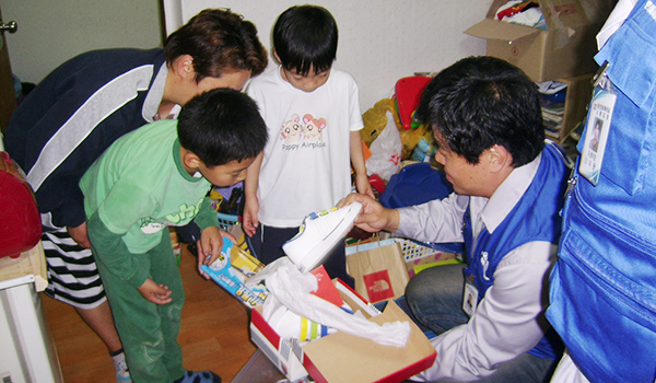 아동물품지원 - 일 년 내내 산타, 북동초등학교 물품 및 장학금 지원 이미지 1