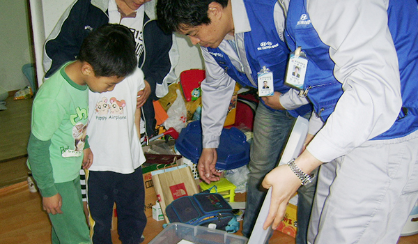 Supplying Goods to Children - An everyday Santa Claus—providing goods and scholarships to students of Bukdong Elementary School 2